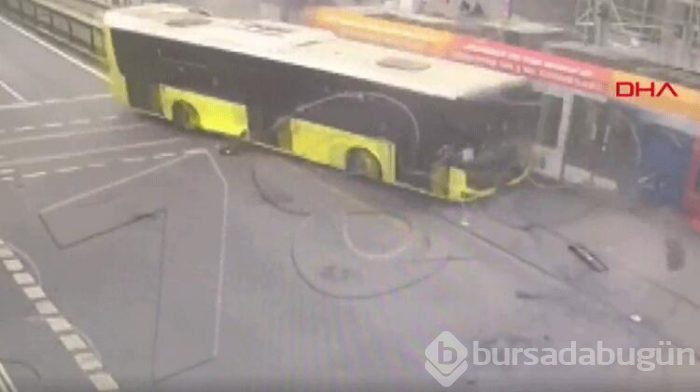 Sultangazi'de  tramvay otobüse çarptı 