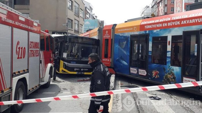 Sultangazi'de  tramvay otobüse çarptı 