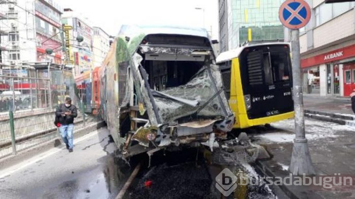 Sultangazi'de  tramvay otobüse çarptı 
