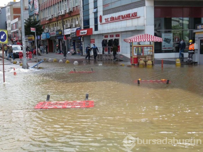 Cadde göle döndü