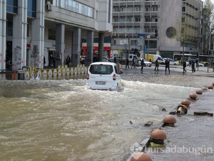 Cadde göle döndü
