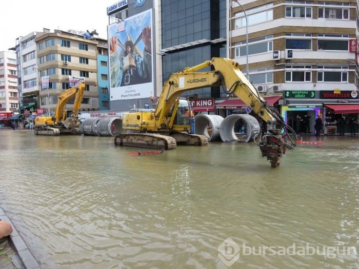 Cadde göle döndü