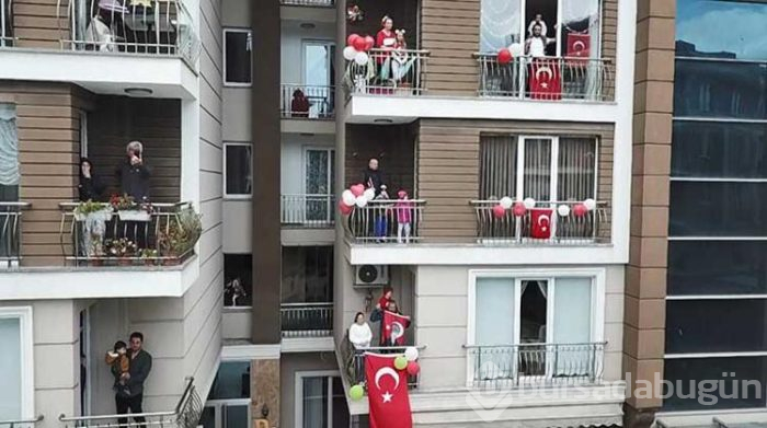 Beylikdüzü'nde çocuklar 23 Nisan'ı pencerelerde kutladı! 