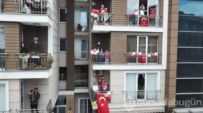 Beylikdüzü'nde çocuklar 23 Nisan'ı pencerelerde kutladı! 