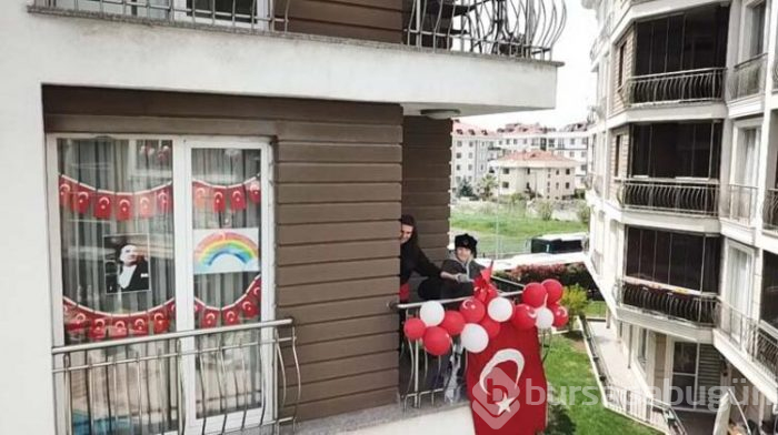 Beylikdüzü'nde çocuklar 23 Nisan'ı pencerelerde kutladı! 