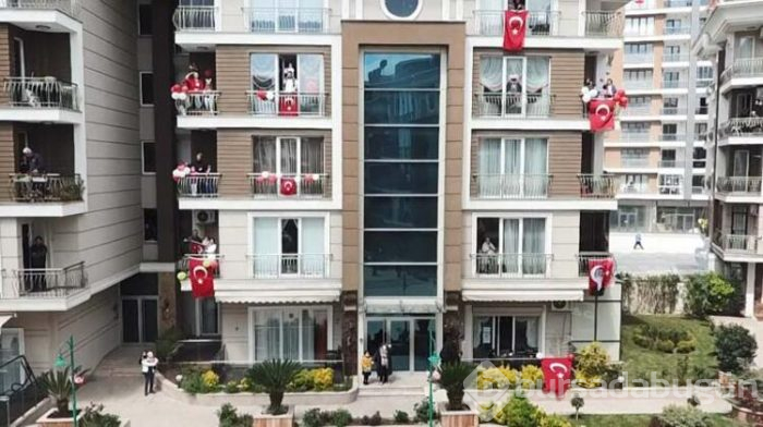 Beylikdüzü'nde çocuklar 23 Nisan'ı pencerelerde kutladı! 