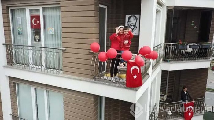 Beylikdüzü'nde çocuklar 23 Nisan'ı pencerelerde kutladı! 