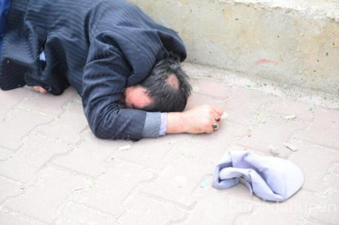 Aşırı alkolden, sokağa çıkma yasağında kaldırımda sızdı