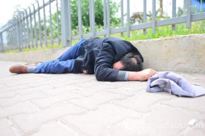 Aşırı alkolden, sokağa çıkma yasağında kaldırımda sızdı