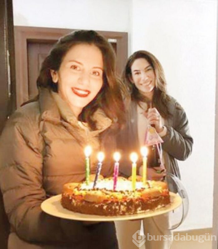 Derya Beşerler'e evde doğum günü kutlaması 