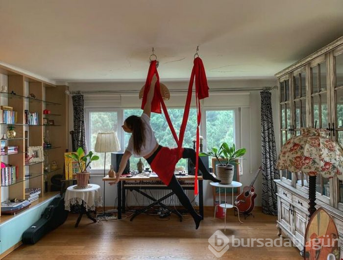 Simge Sağın yerçekimsiz yoga yapıyor