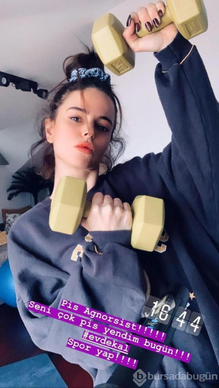 Simge Sağın yerçekimsiz yoga yapıyor