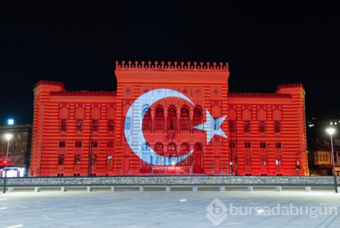 Saraybosna'daki Vijecnica, kırmızı beyaz Türk bayrağına büründü