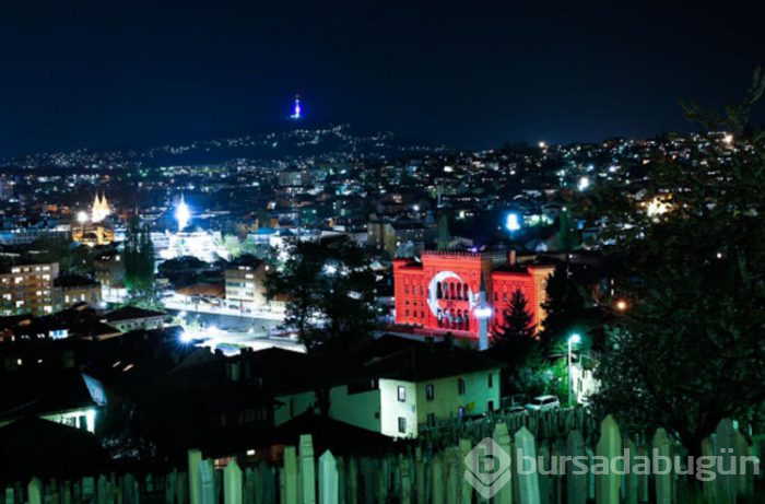 Saraybosna'daki Vijecnica, kırmızı beyaz Türk bayrağına büründü