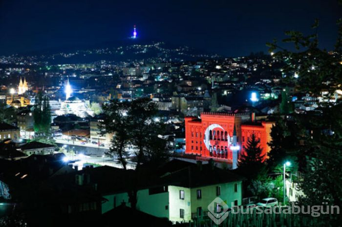 Saraybosna'daki Vijecnica, kırmızı beyaz Türk bayrağına büründü