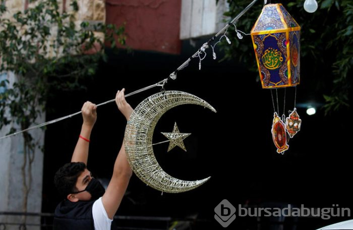 Tarihi an! İlk teravih namazı, koronavirüs tedbirleriyle kılındı