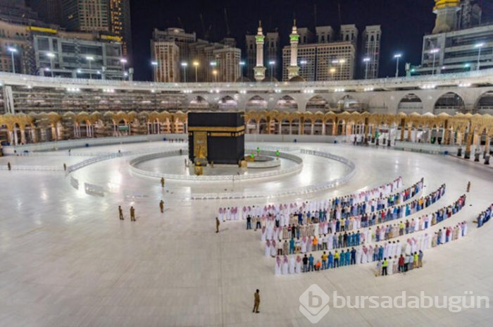 Tarihi an! İlk teravih namazı, koronavirüs tedbirleriyle kılındı
