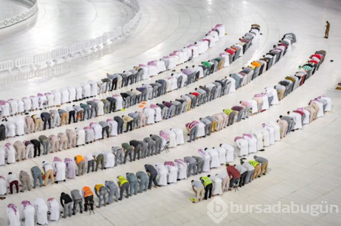 Tarihi an! İlk teravih namazı, koronavirüs tedbirleriyle kılındı