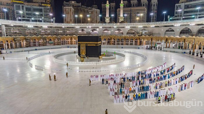 Tarihi an! İlk teravih namazı, koronavirüs tedbirleriyle kılındı