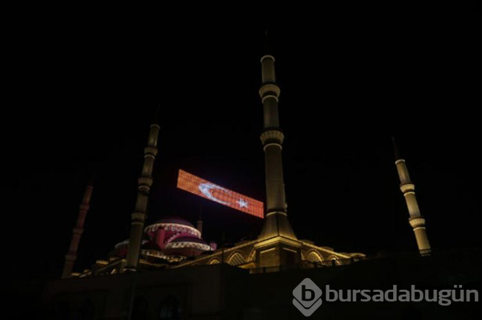 Koronavirüs sebebiyle 'Evde Kal Türkiyem' mahyası