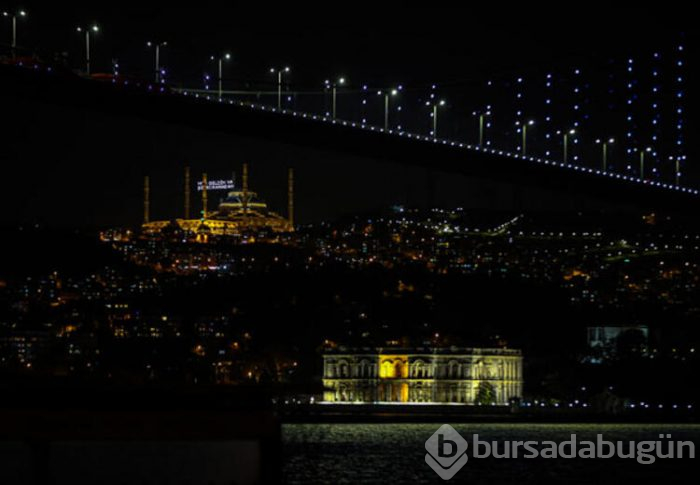 Koronavirüs sebebiyle 'Evde Kal Türkiyem' mahyası