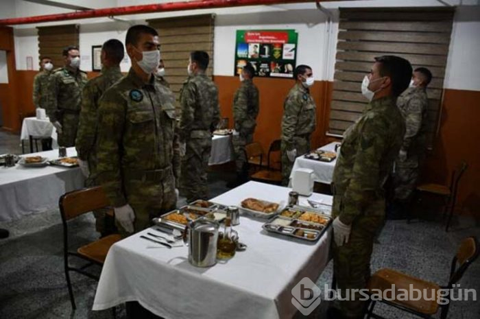 İlk iftarlarını vatan nöbetinde yaptılar! 