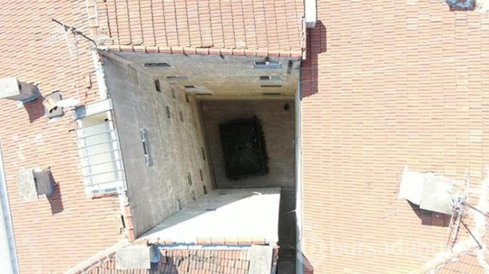Bursa'da apartman boşluğundaki türbe şaşırttı