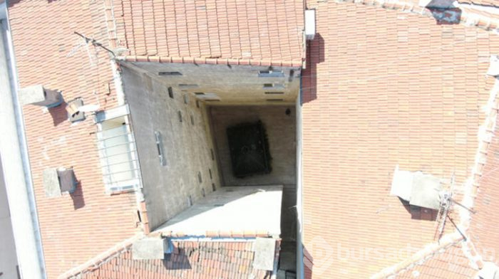 Bursa'da apartman boşluğundaki türbe şaşırttı