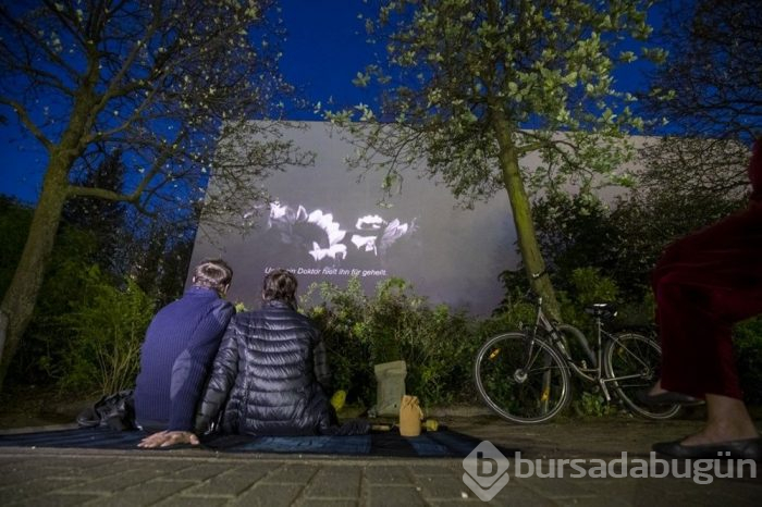 Panolar ve binalar beyazperdeye dönüştürüldü; balkonda sinema keyfi 