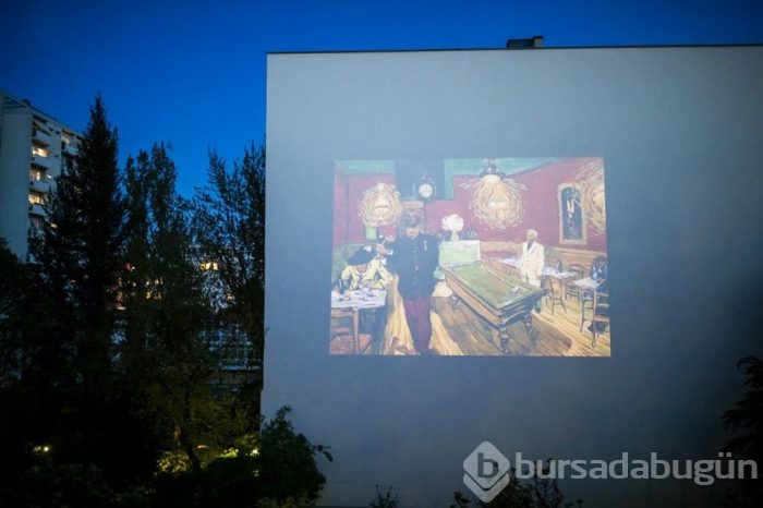 Panolar ve binalar beyazperdeye dönüştürüldü; balkonda sinema keyfi 
