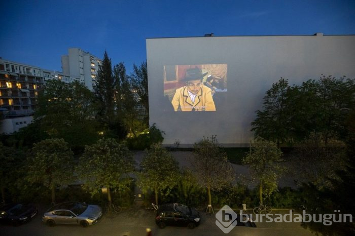Panolar ve binalar beyazperdeye dönüştürüldü; balkonda sinema keyfi 