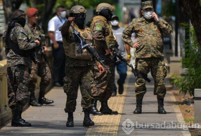Tüm dünya bu fotoğrafı konuşuyor! Mahkumları soydular, sıraya dizip...