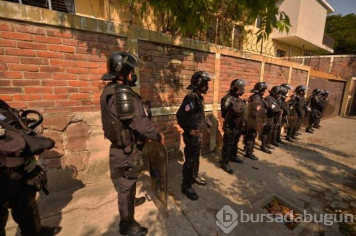 Tüm dünya bu fotoğrafı konuşuyor! Mahkumları soydular, sıraya dizip...