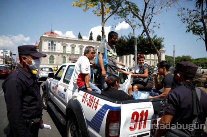 Tüm dünya bu fotoğrafı konuşuyor! Mahkumları soydular, sıraya dizip...