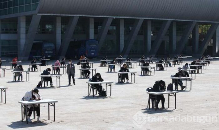 Koronavirüs tehdidine karşı açık havada sınav düzenlediler