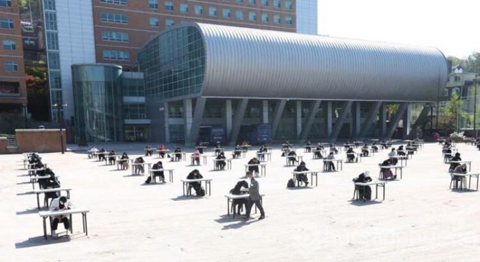 Koronavirüs tehdidine karşı açık havada sınav düzenlediler