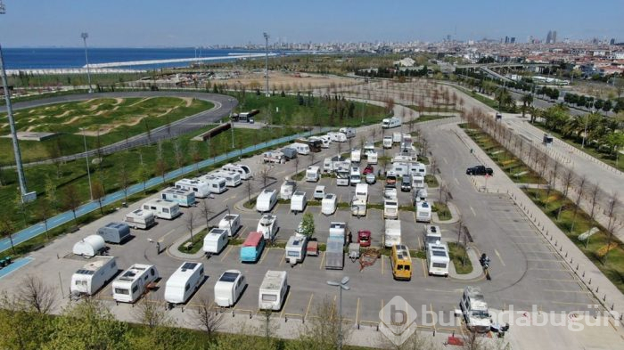 Koronavirüse karşı karavanda yaşıyorlar