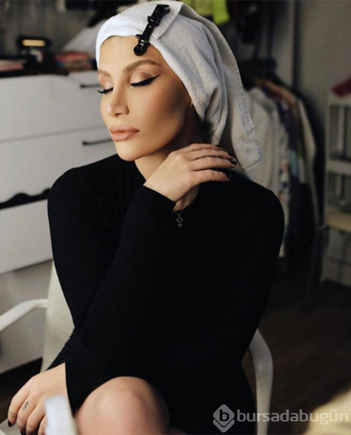 İrem Derici'ye "haç tepkisi"