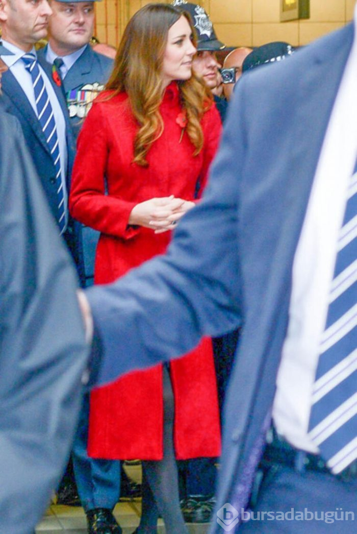 Kate Middleton eski giysilerini annesine mi veriyor? 