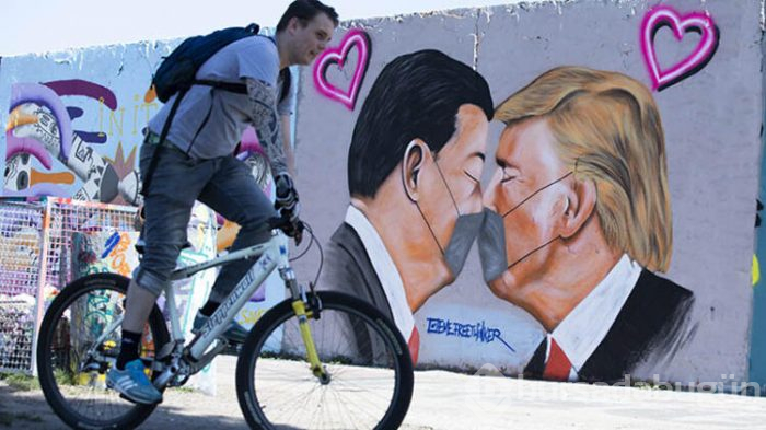 Berlin sokakları koronavirüsle bezendi