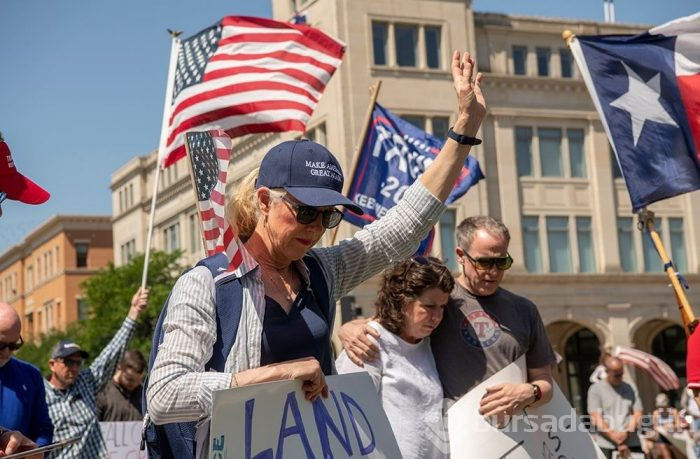 'Evde Kal' çağrısını protesto edenlerin grup lideri koronavirüse yakalandı