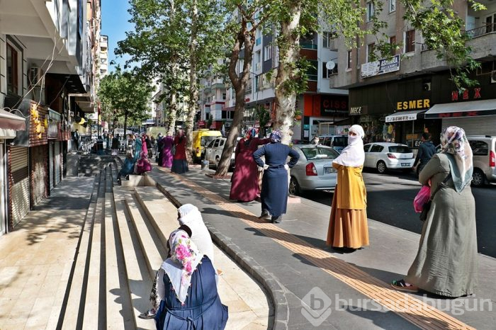 PTT önünde sosyal mesafe kuralına uygun bekleyiş
