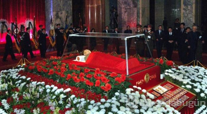 O görüntü olay yarattı! Kim Jong-Un tabutta!