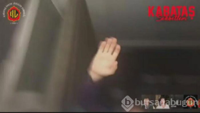 Sümer Ezgü, oturduğu tabureden düşüverdi