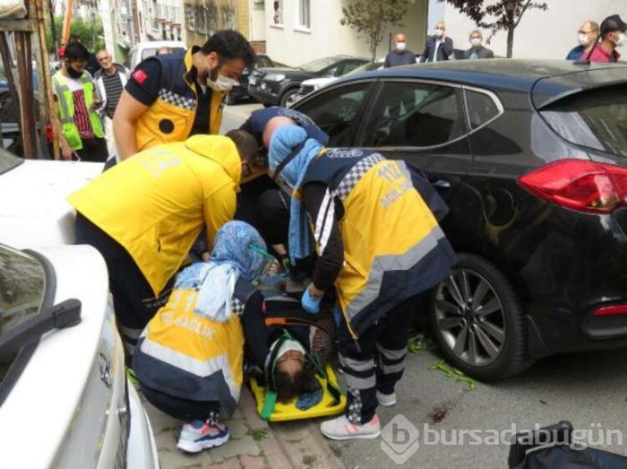 Alışverişten dönen kadın aracından altında kaldı
