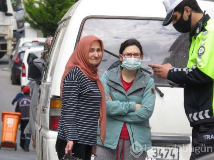 Alışverişten dönen kadın aracından altında kaldı