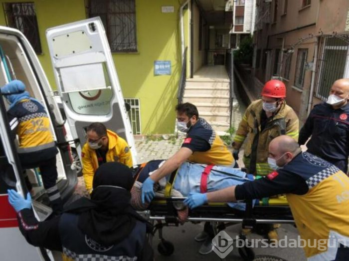 Alışverişten dönen kadın aracından altında kaldı