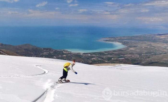 Van Gölü manzaralı snowboard keyfi