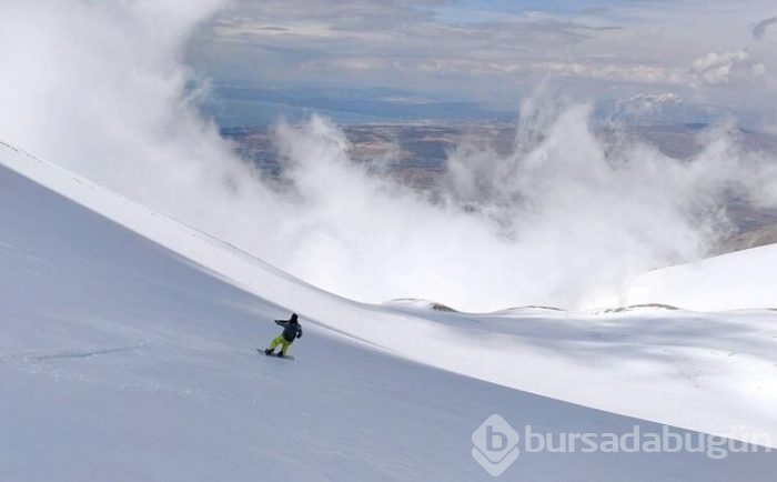 Van Gölü manzaralı snowboard keyfi