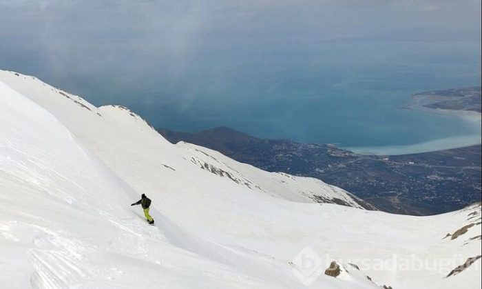 Van Gölü manzaralı snowboard keyfi